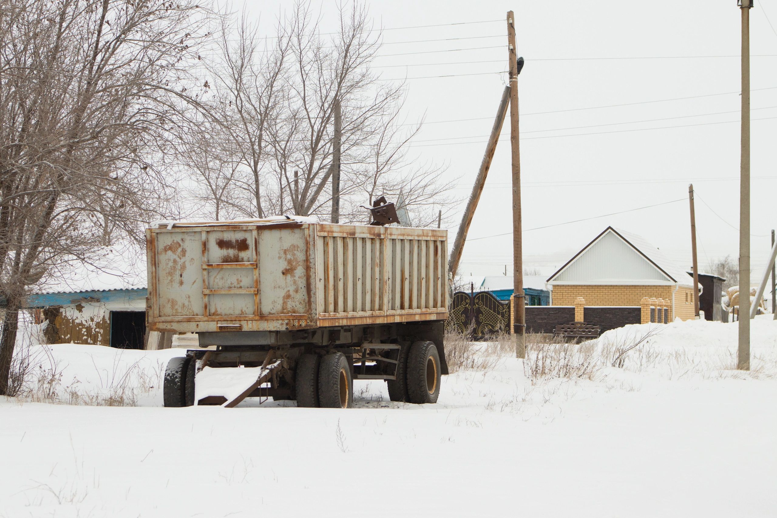 Heavy-duty hauling trailer for junk removal work